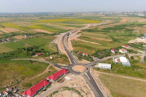 Nyílnak az új aszfaltcsíkok, de az útépítés még nem ért véget Bihar megyében